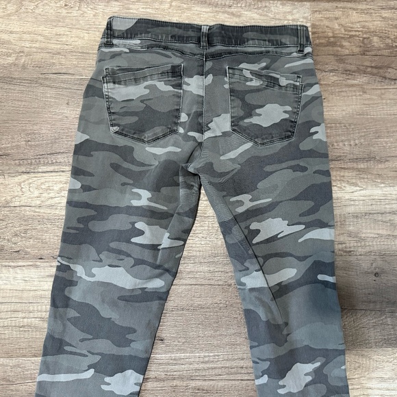 DEMOCRACY “Ab”technology Camo Cropped Pants (Size 8) - Picture 8 of 13